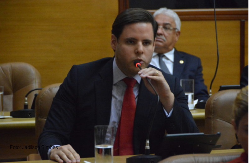 Deputado critica a falta de leitos de UTI em hospital de campanha