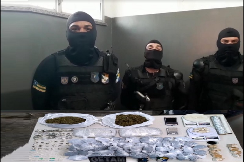 Policiais GETAM prendem homem que escondia drogas no quintal de casa no Jabotiana