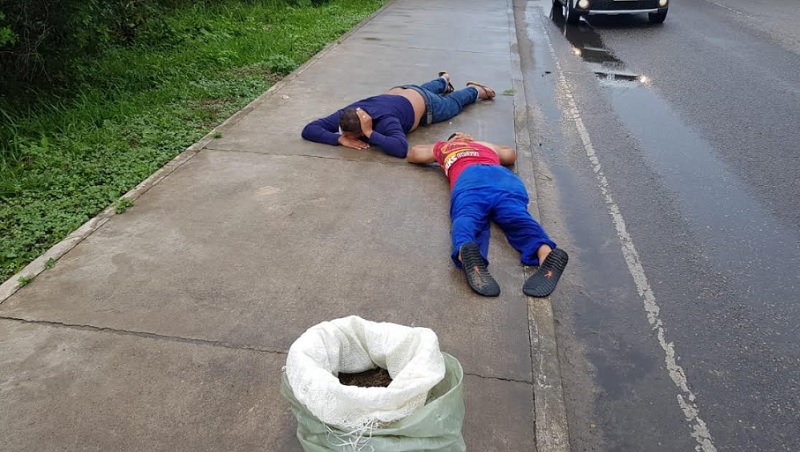 Homens são presos com meio saco de maconha , veja ao VÍDEO EXCLUSIVO