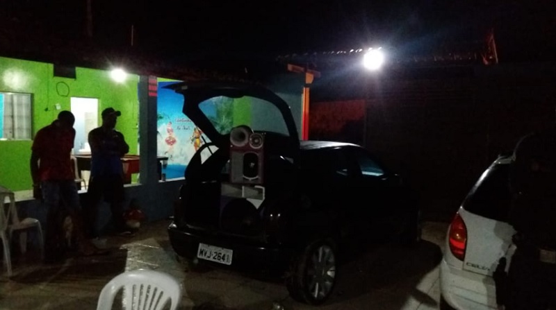 Polícia Militar acaba com festinha no Jatobá e proprietários do som e da casa são levados para delegacia