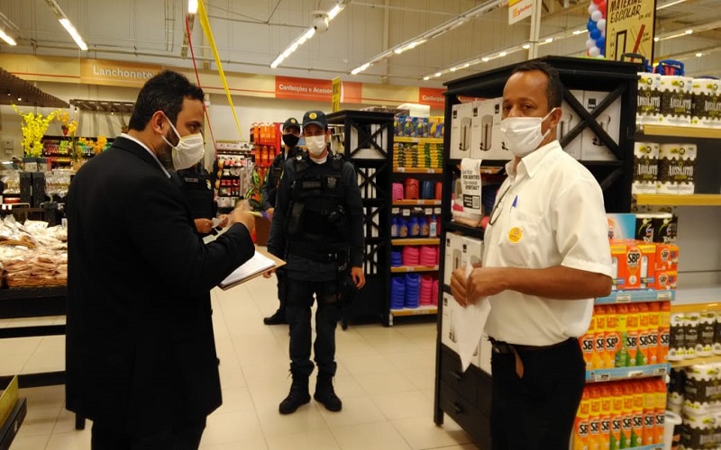 Procon e PM fiscalizam cumprimento das medidas sanitárias contra a Covid-19 no Augusto Franco
