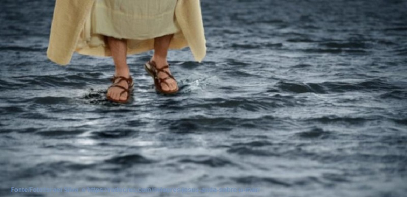 O que sozinho estende os céus, e anda sobre os altos do mar