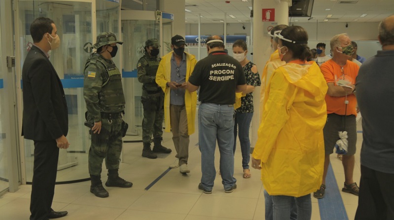 PM, Procon e Defesa Civil fiscalizam agências bancárias na capital