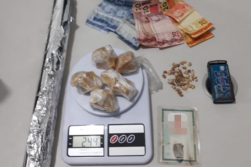 Mulher é presa com drogas e identidade falsa no Bairro Santa Maria