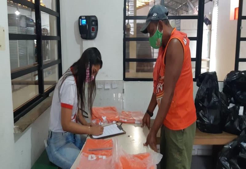 Emsurb entrega coletes para carregadores dos mercados