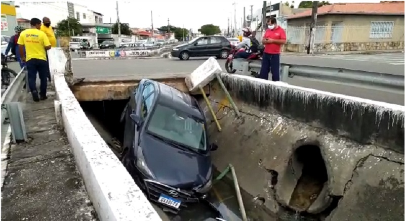 Carro de médico cai dentro canal em Aracaju