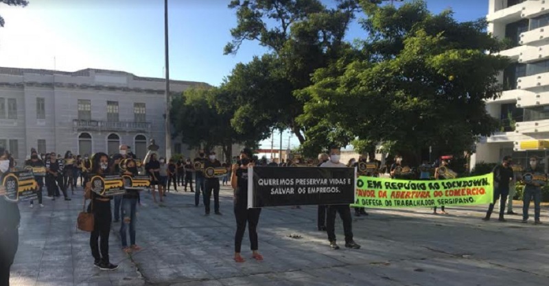 Lojistas de Aracaju realizam ato pela reabertura do comércio