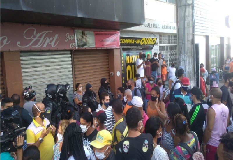 Quase acaba em tumulto descarte de caçados em loja do centro