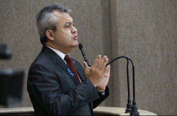 Elber Batalha diz que prefeito prejudica servidor público com Projeto que será votado na CMA hoje