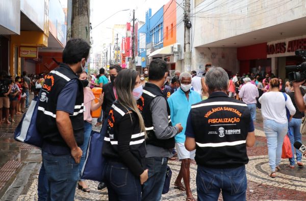 Governo realiza ação de conscientização para uso da máscara no centro de Aracaju