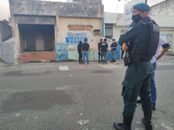 PC em parceria com a PM, cumpre mandado de busca e apreensão no centro de Aracaju