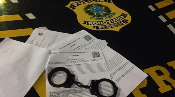 PRF detém na BR-101 motorista com mandado de prisão em aberto