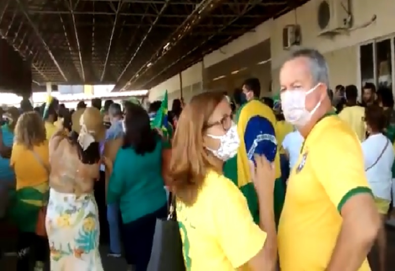 Multidão lota entrada do aeroporto na espera ao Presidente