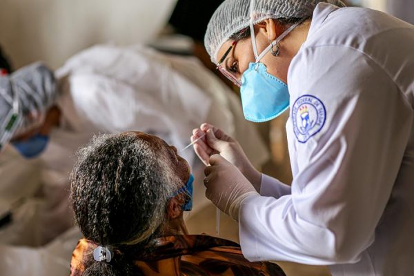 Ação conjunta leva alimentos e testes de Covid-19 para povoado Serra da Guia