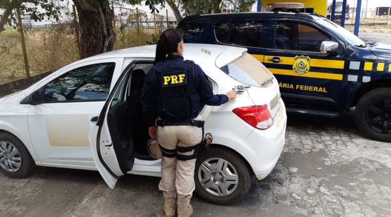 PRF recupera carro roubado e apreende arma de fogo em Itabaiana/SE