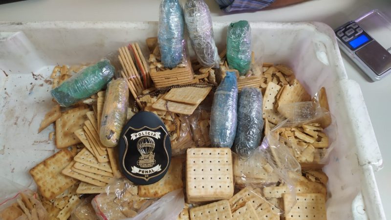 Copemcan: Mulher é flagrada tentando entregar drogas em pacotes de biscoito