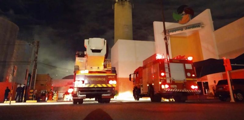 Corpo de Bombeiros atua em incêndio no Shopping Jardins