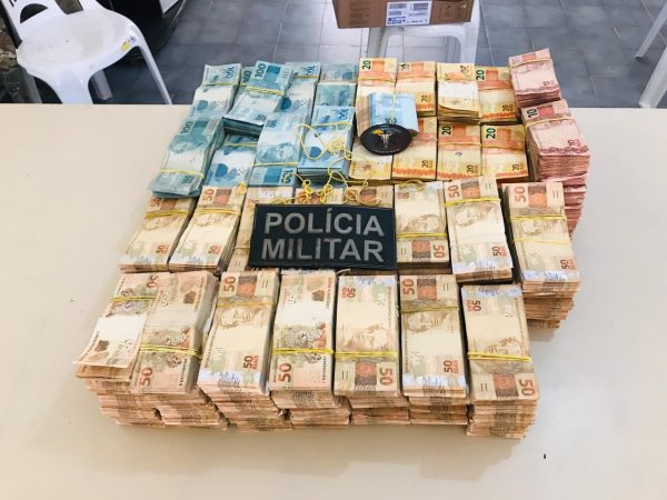 PM apreende mais de R$ 1,2 milhão em caminhão em Glória/SE