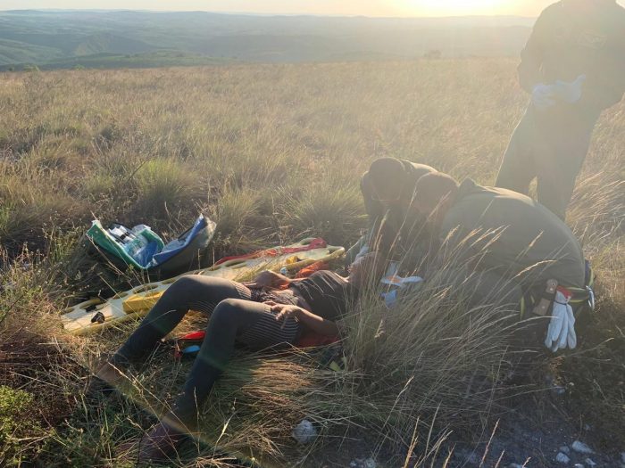 PM, GTA e Corpo de Bombeiros resgatam jovem que desapareceu na Serra da Miaba