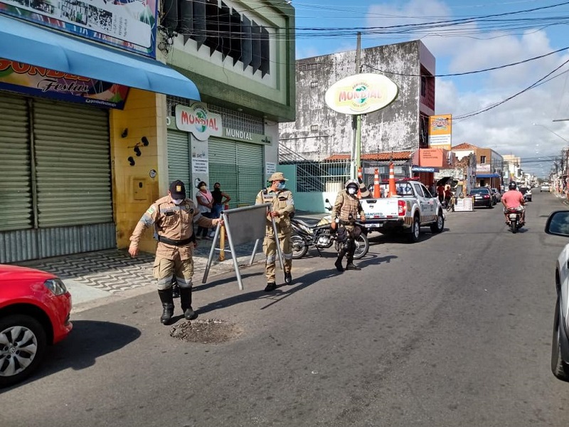 Operações conscientizam sobre demarcação irregular de vagas de estacionamento