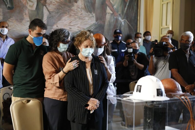 Familiares, autoridades e amigos se despedem de João no Palácio