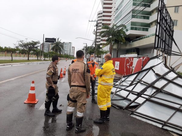 Chuva provoca alagamentos em Aracaju nesta segunda-feira