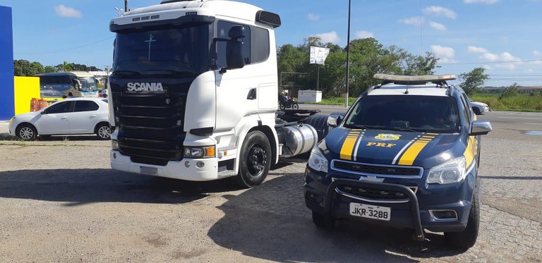 PRF recupera na BR-235 caminhão roubado em Recife/PE