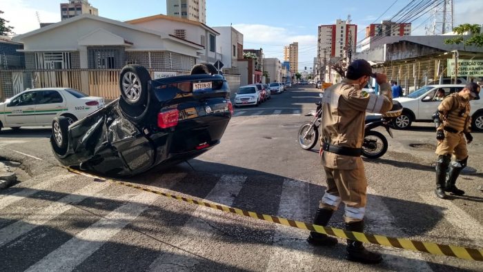 Veículo capota em acidente no Centro da Capital