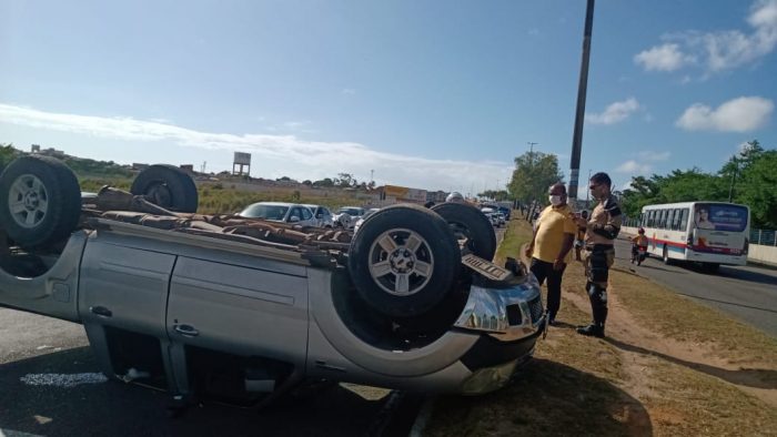 Carro capota na avenida Tancredo Neves em Aracaju