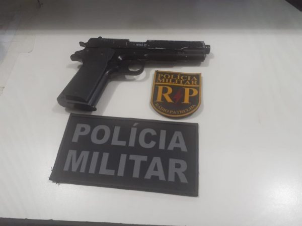 Radiopatrulha recupera veículo e apreende arma de fogo