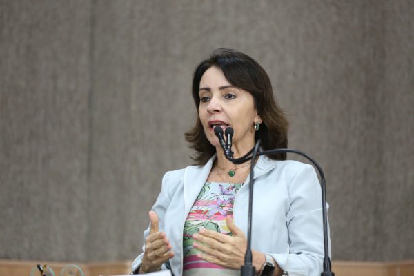 Emília Corrêa torce pela união das mulheres na CMA