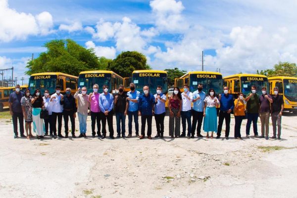 Belivaldo entrega 24 novos ônibus para renovar frota do transporte escola