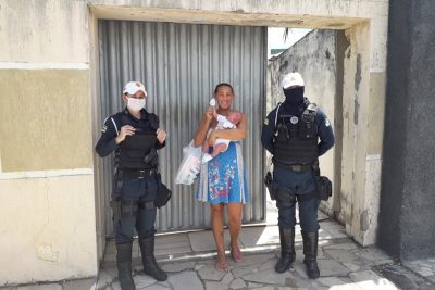 Policiais salvam recém-nascido engasgado com leite materno