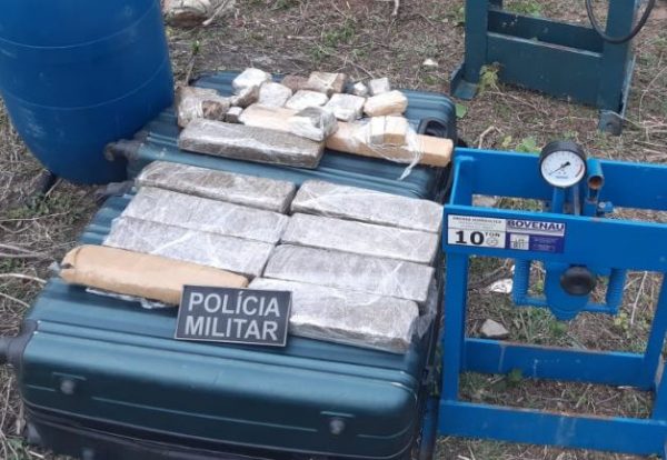 PM prende suspeito de tráfico de drogas e apreende prensas hidráulicas