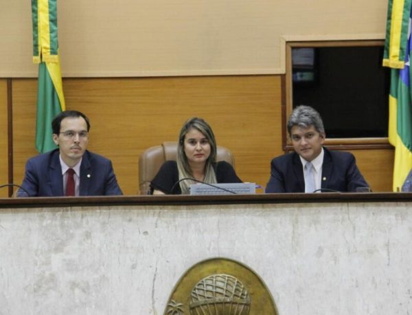 Parlamentares fazem fiscalização surpresa no Hospital João Alves