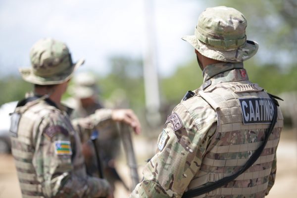 PM apreende arma e droga em ocorrência com homem que resistiu à prisão