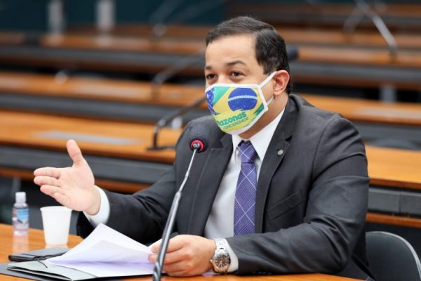 Proposta estende até o fim do ano pagamento de auxílio de R$ 600