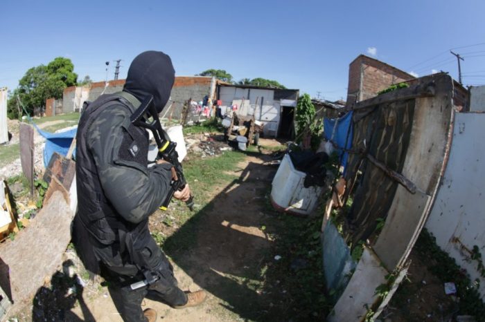 Suspeito reage e morre em confronto com policiais