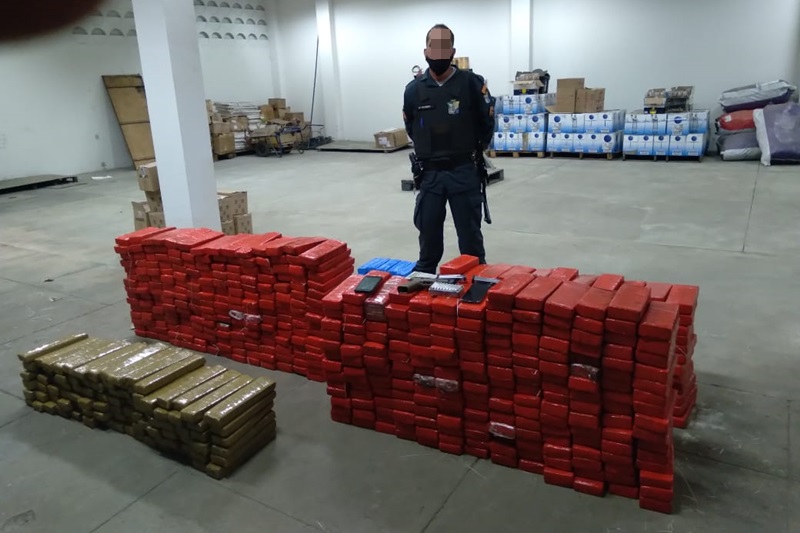 Homem é preso levando 681 tabletes de maconha na carroceria de um caminhão