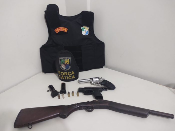 Polícia prende três homens por porte ilegal de arma de fogo