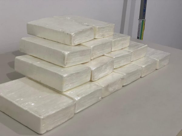 Denarc prende suspeita com cocaína na zona sul da capital