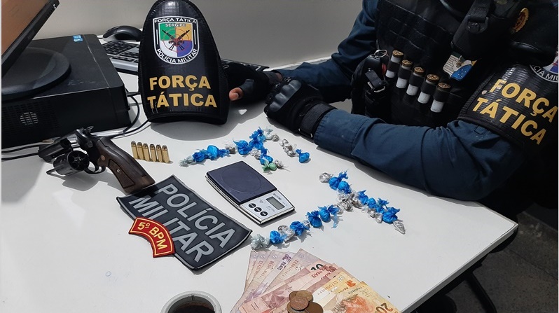 Suspeito é preso pela Força Tática vendendo drogas na porta de casa em Socorro