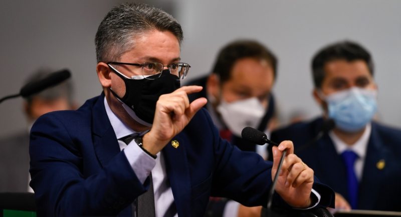 Ministro se contradiz na CPI, defende princípios médicos, mas admite seguir ordens de Bolsonaro