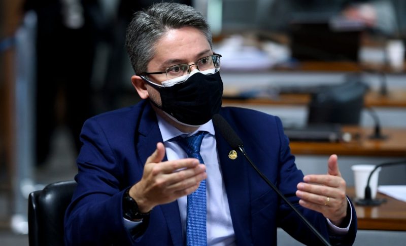 Alessandro Vieira: governo federal “sabotou sistematicamente” compra de vacinas