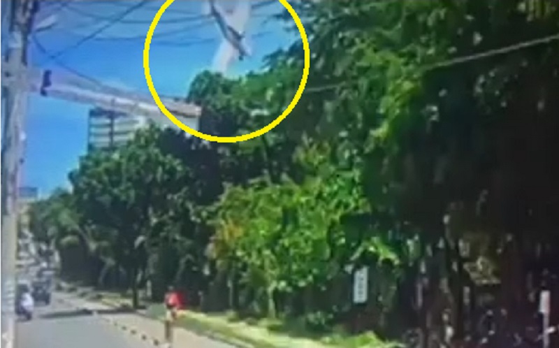 Vídeo mostra a queda do avião no mangue em Aracaju