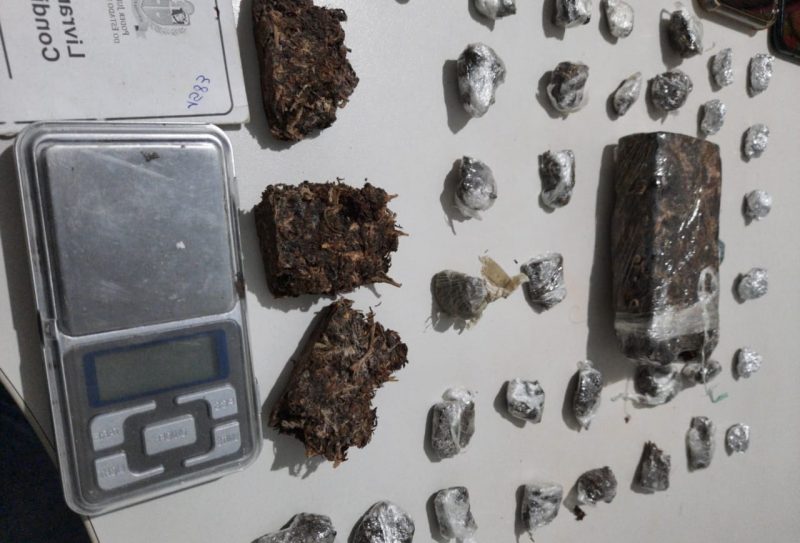Mulher é presa com 28 papelotes de maconha em Tobias Barreto