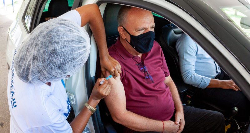 Governador Belivaldo Chagas recebe segunda dose da vacina contra a covid-19