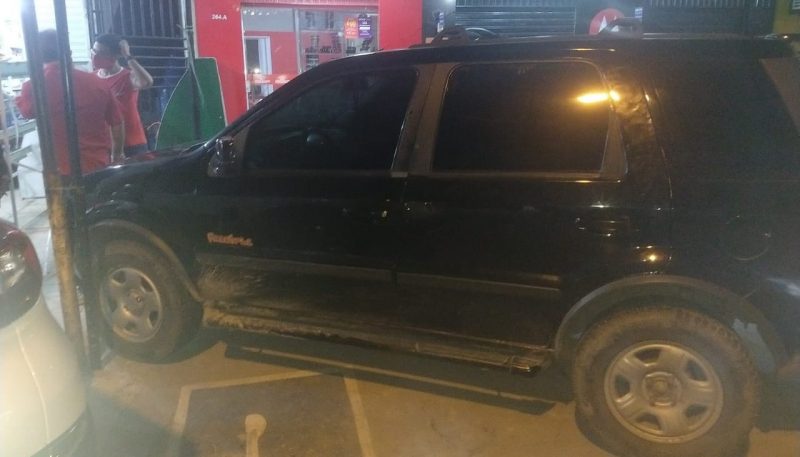 Motorista embriagado perde controle de veículo e invade supermercado