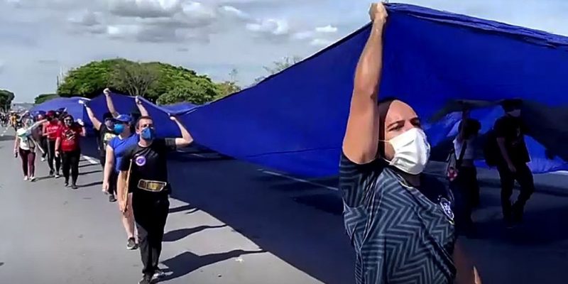 Manifestantes participam de atos contra o governo federal