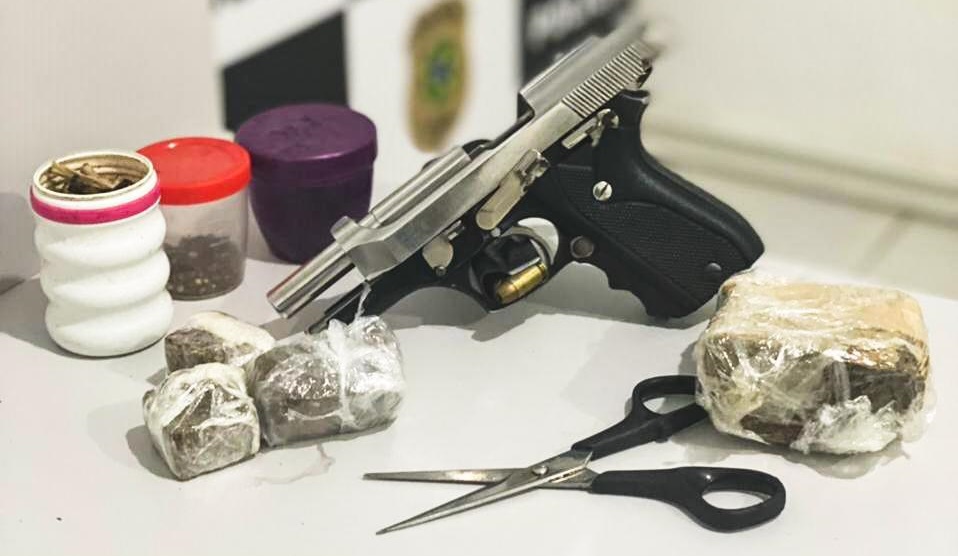 Mulher é presa com uma pistola calibre 380 e maconha em Condomínio